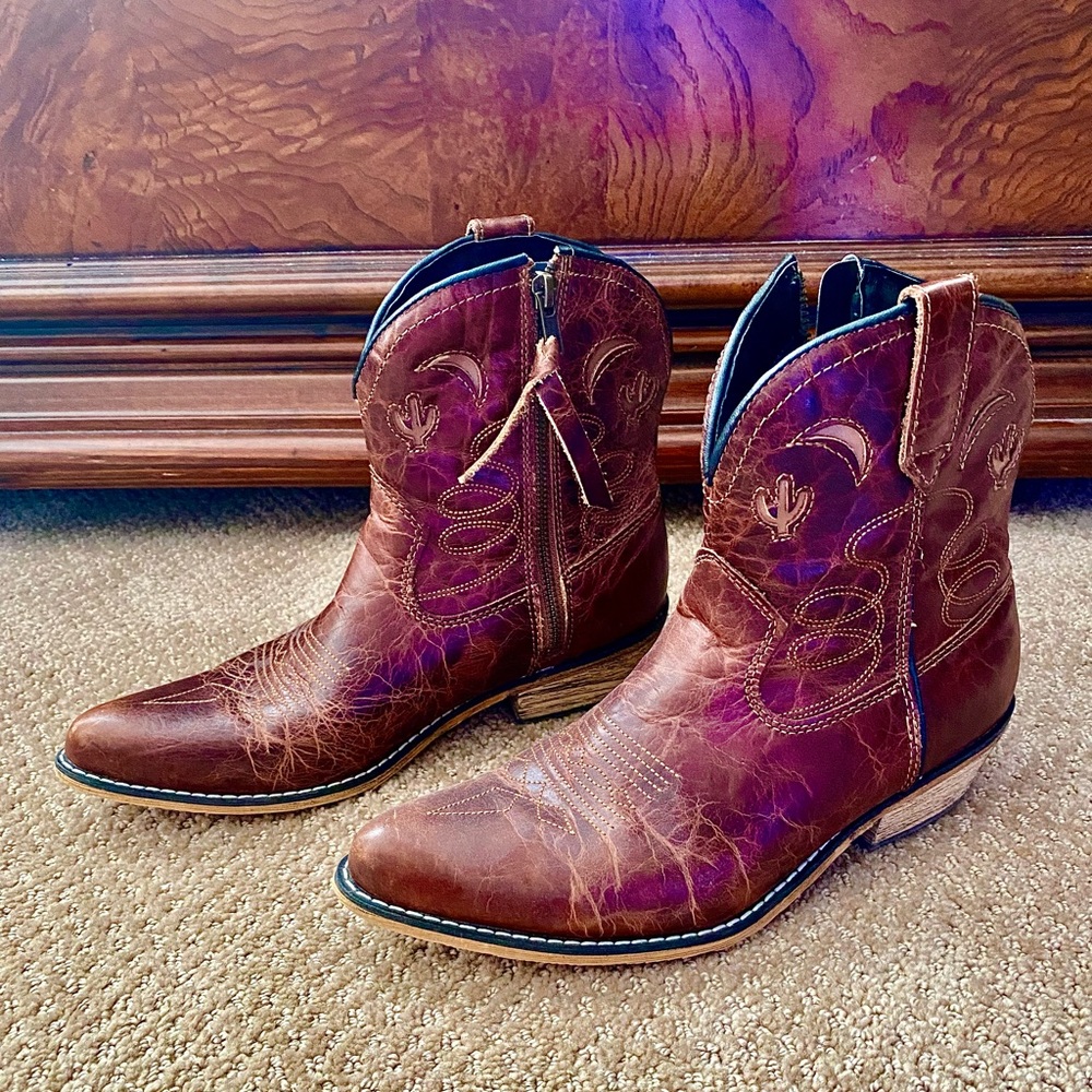 dingo Brown Western Ankle Booties